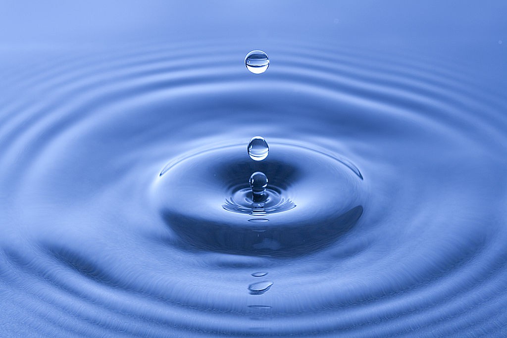 Water_drop_impact_on_a_water-surface_-_(5)